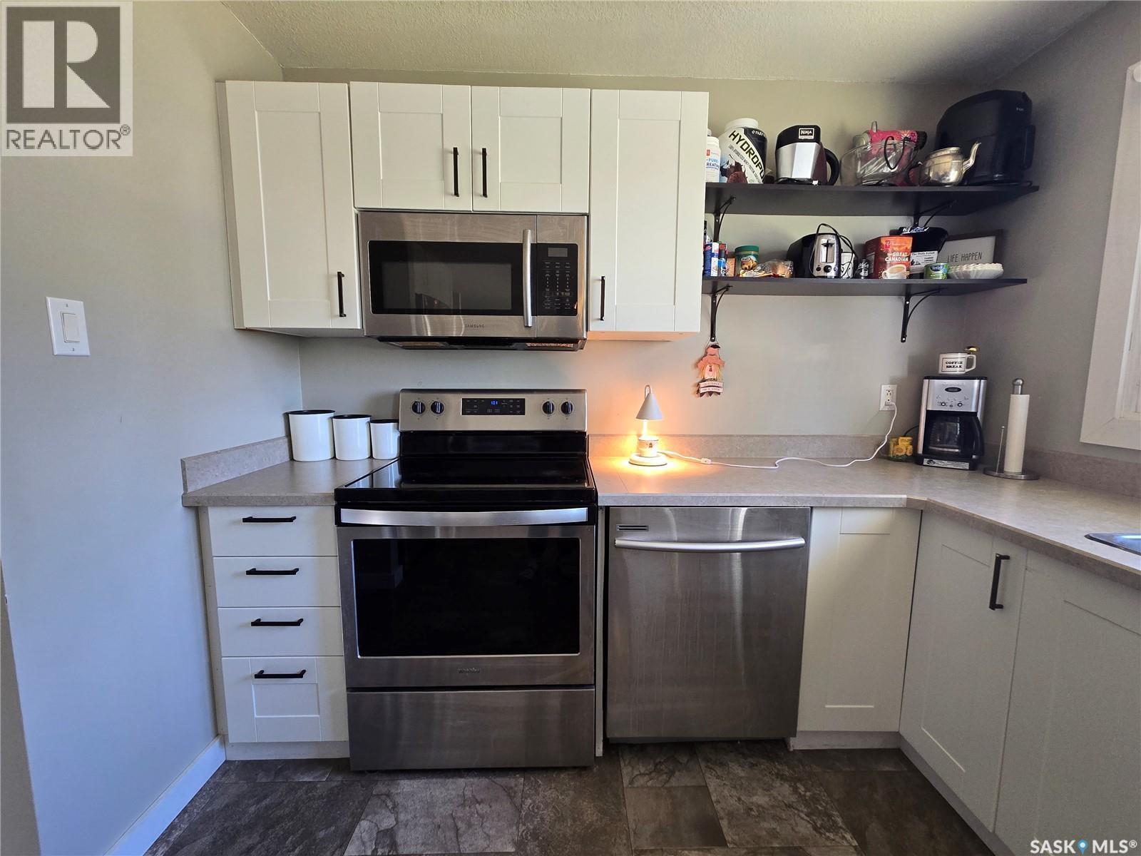 719 3Rd Street E, Assiniboia, SK - Indoor Photo Showing Kitchen