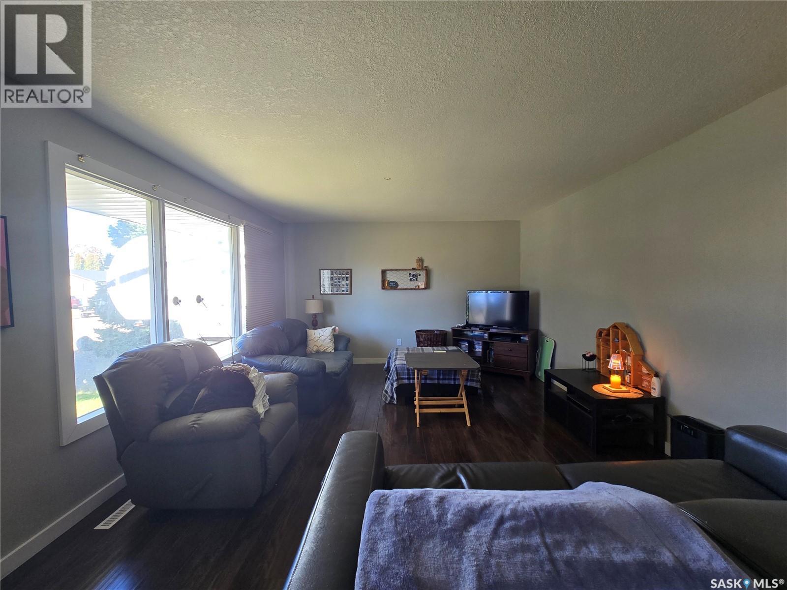 719 3Rd Street E, Assiniboia, SK - Indoor Photo Showing Living Room