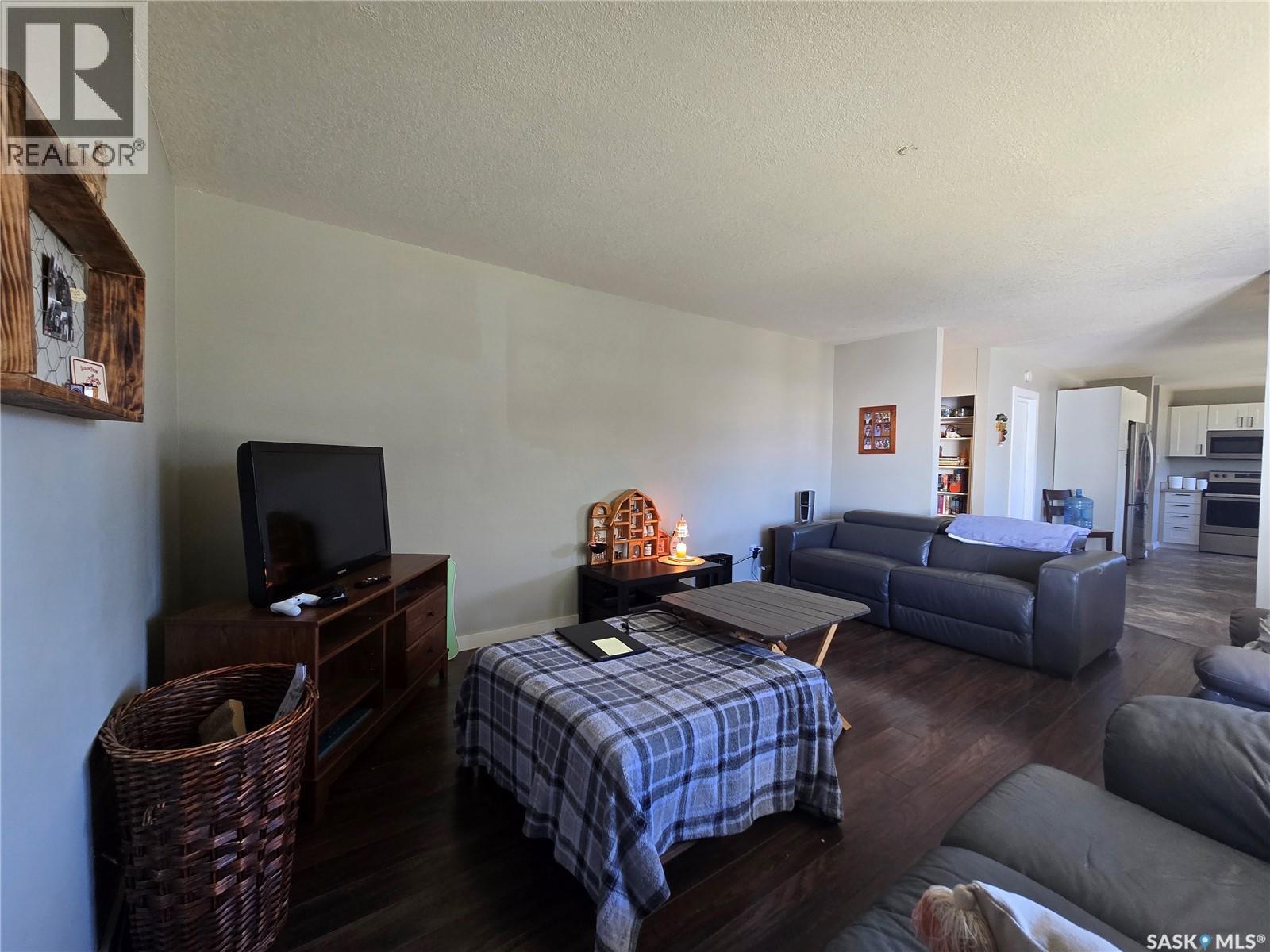 719 3Rd Street E, Assiniboia, SK - Indoor Photo Showing Living Room