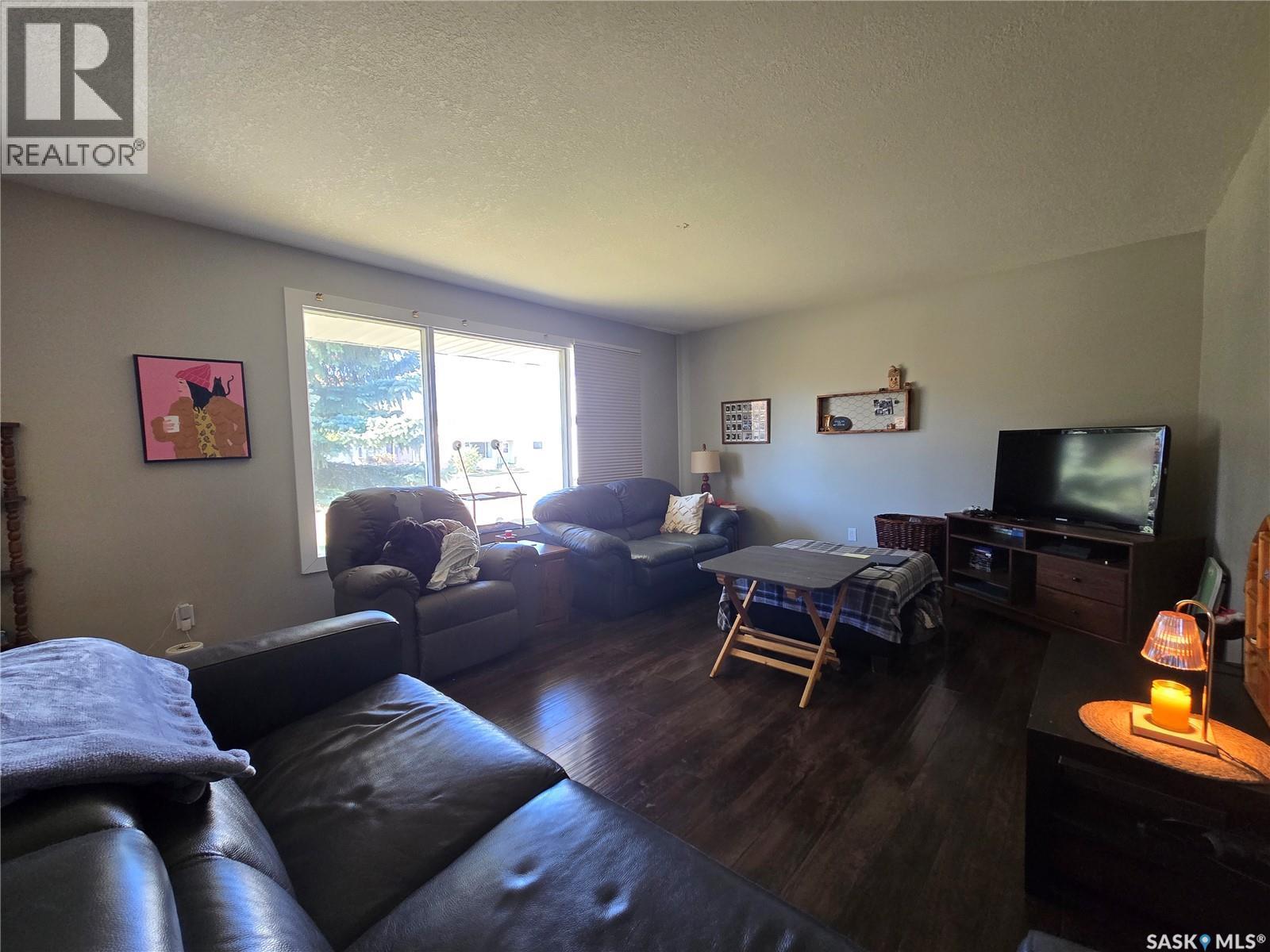 719 3Rd Street E, Assiniboia, SK - Indoor Photo Showing Living Room