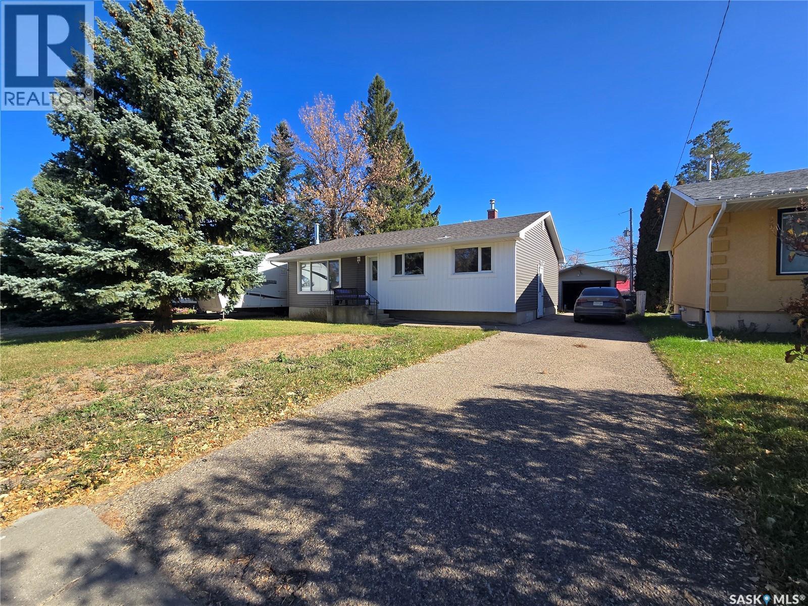 719 3Rd Street E, Assiniboia, SK - Outdoor