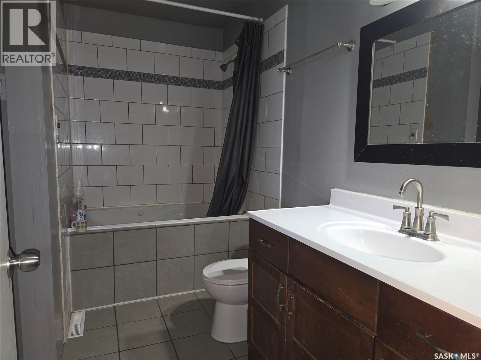 719 3Rd Street E, Assiniboia, SK - Indoor Photo Showing Bathroom