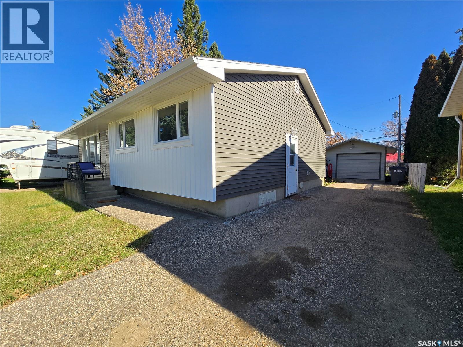 719 3Rd Street E, Assiniboia, SK - Outdoor