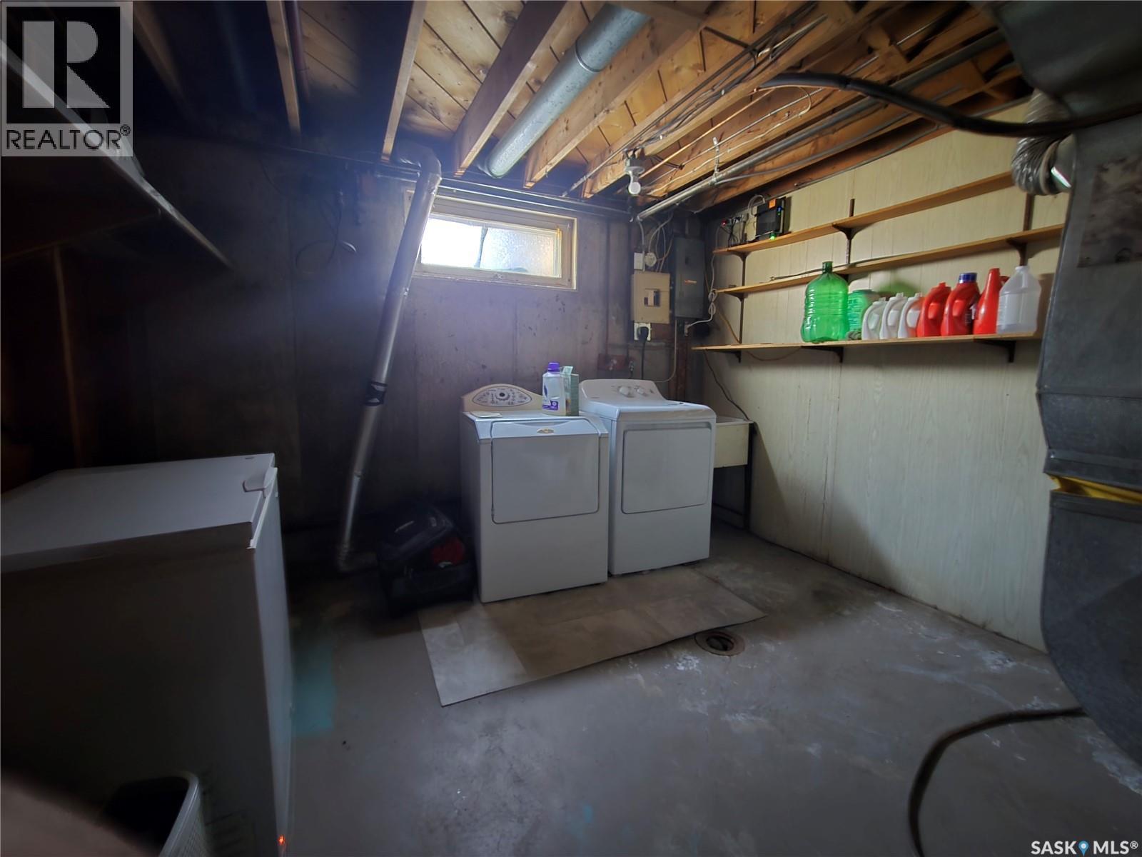 719 3Rd Street E, Assiniboia, SK - Indoor Photo Showing Laundry Room