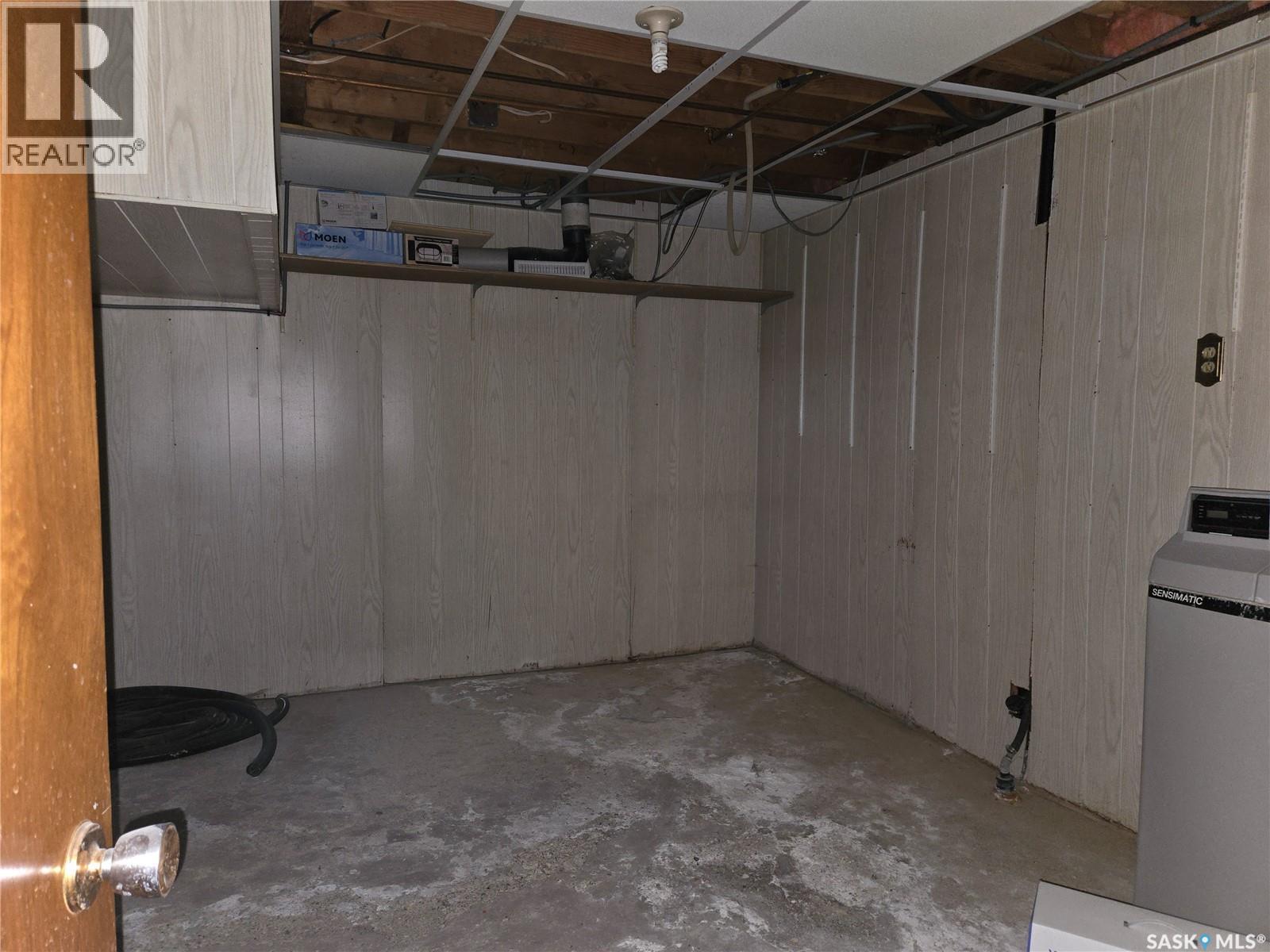 719 3Rd Street E, Assiniboia, SK - Indoor Photo Showing Garage