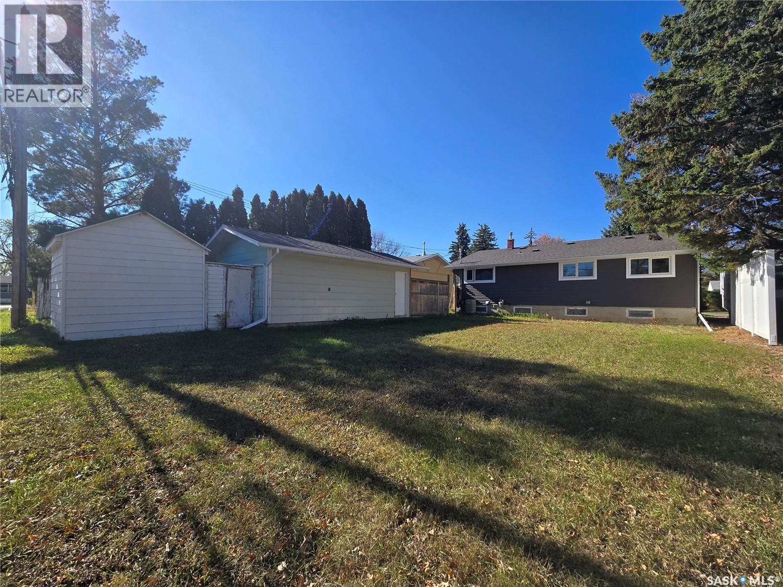 719 3Rd Street E, Assiniboia, SK - Outdoor