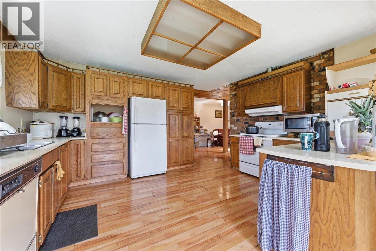 8163 Buchanan Road, Coldstream, BC - Indoor Photo Showing Kitchen