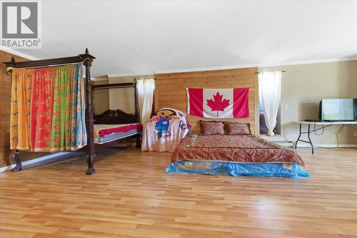 8163 Buchanan Road, Coldstream, BC - Indoor Photo Showing Bedroom