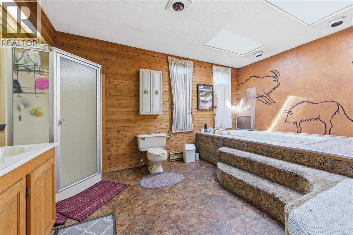 8163 Buchanan Road, Coldstream, BC - Indoor Photo Showing Bathroom