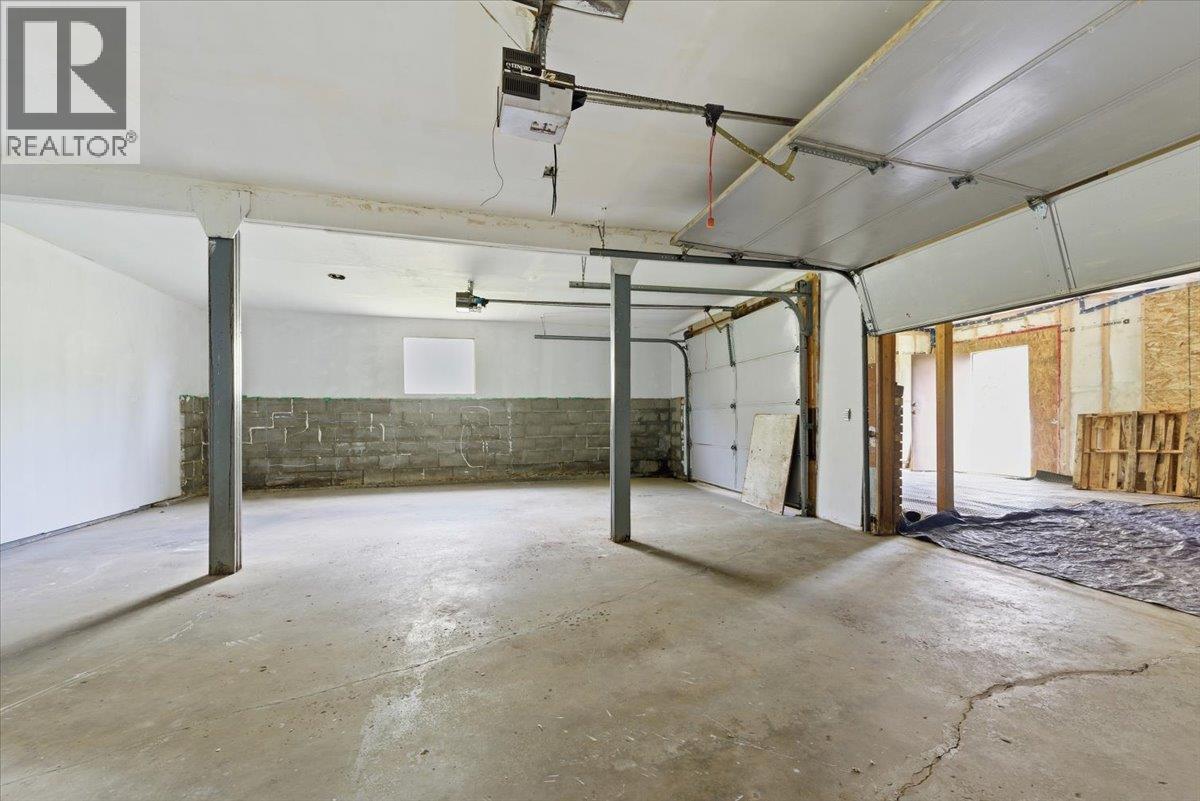 8163 Buchanan Road, Coldstream, BC - Indoor Photo Showing Garage
