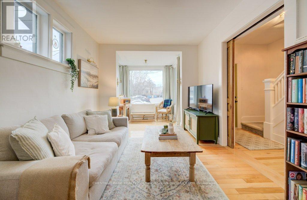 8 Spring Street E, Waterloo, ON - Indoor Photo Showing Living Room