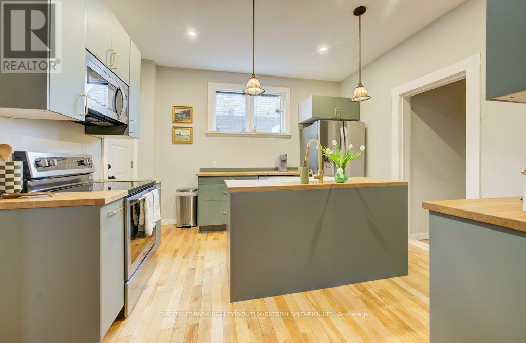 8 Spring Street E, Waterloo, ON - Indoor Photo Showing Kitchen