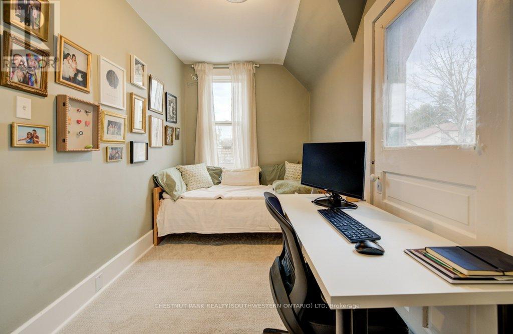 8 Spring Street E, Waterloo, ON - Indoor Photo Showing Office