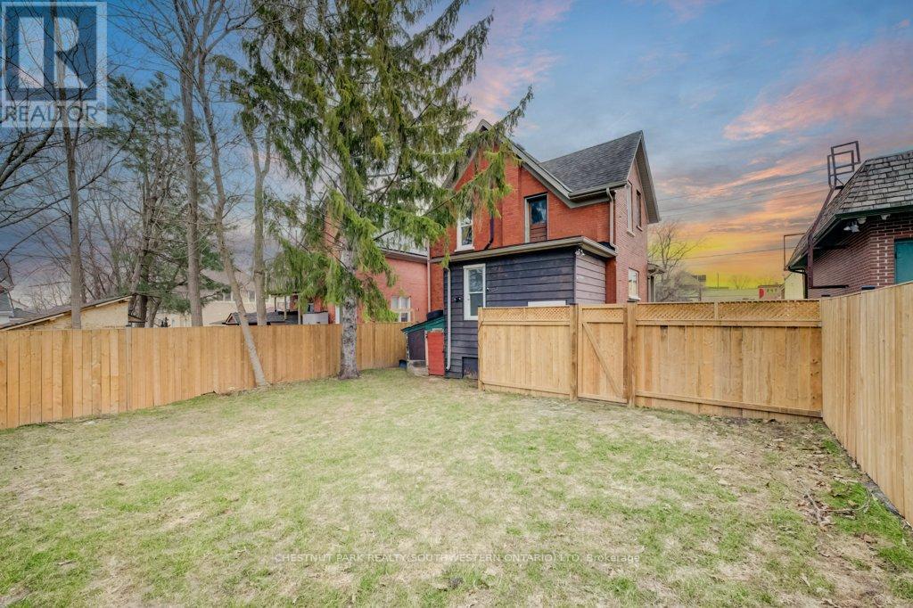 8 Spring Street E, Waterloo, ON - Outdoor