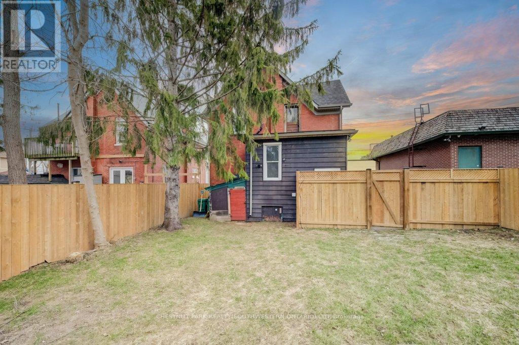 8 Spring Street E, Waterloo, ON - Outdoor