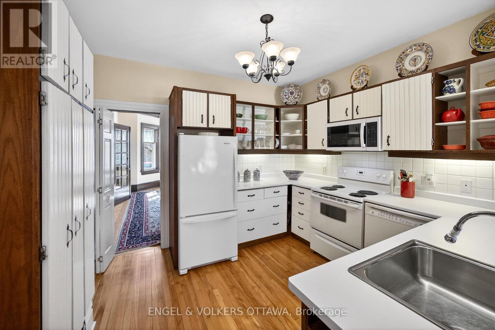 23 Woodlawn Avenue, Ottawa, ON - Indoor Photo Showing Kitchen