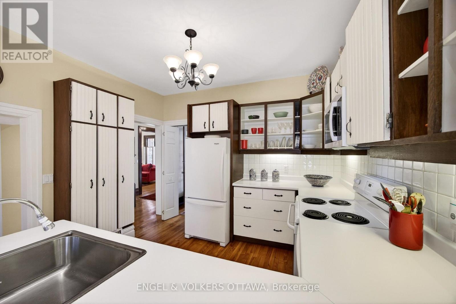 23 Woodlawn Avenue, Ottawa, ON - Indoor Photo Showing Kitchen With Double Sink