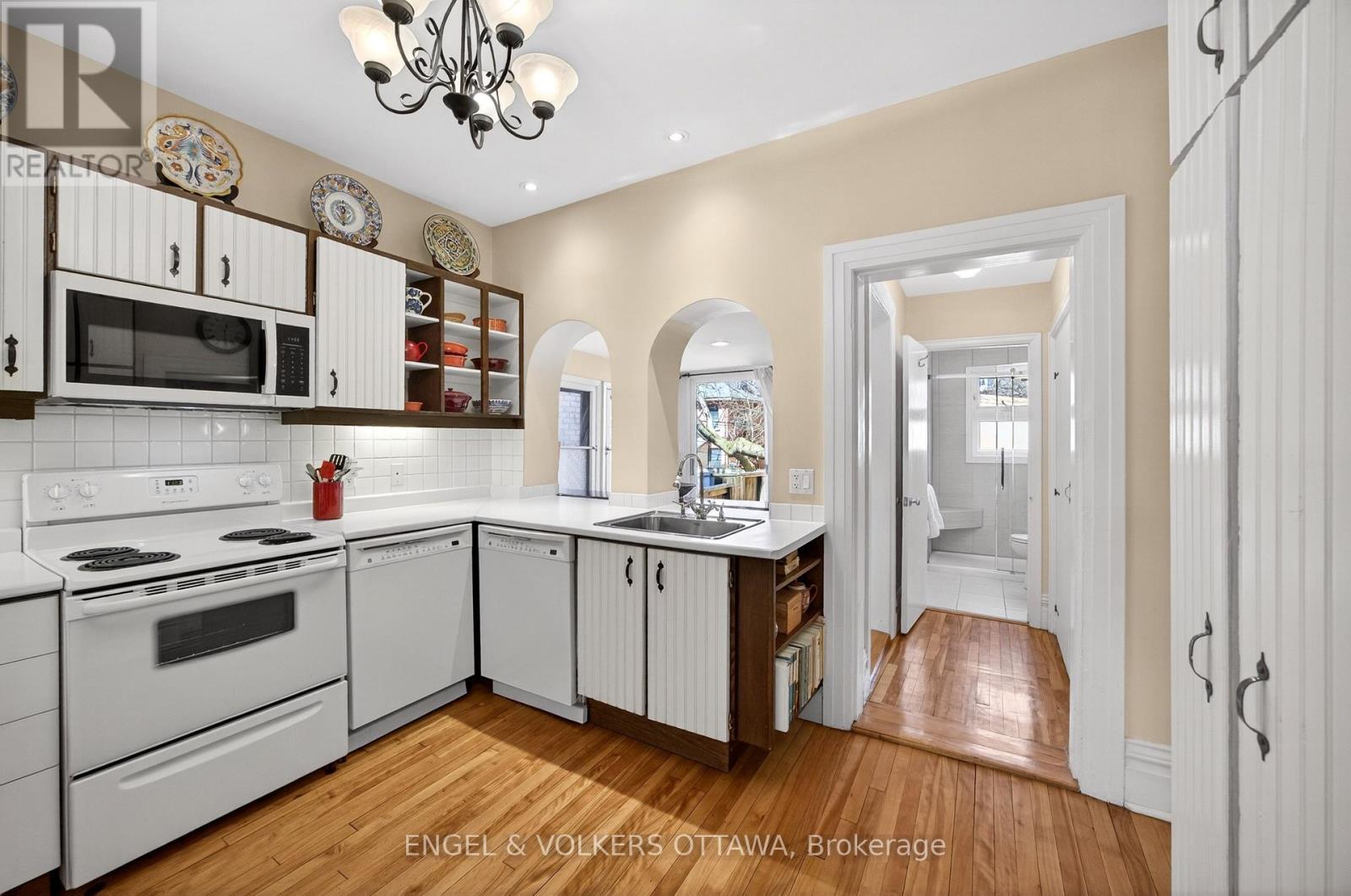 23 Woodlawn Avenue, Ottawa, ON - Indoor Photo Showing Kitchen