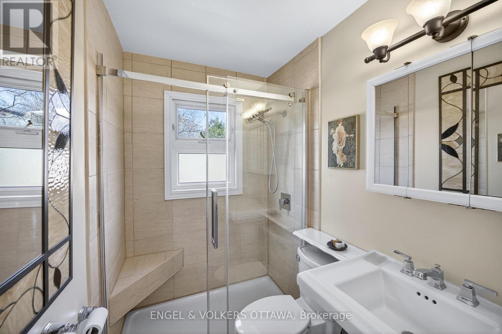 23 Woodlawn Avenue, Ottawa, ON - Indoor Photo Showing Bathroom