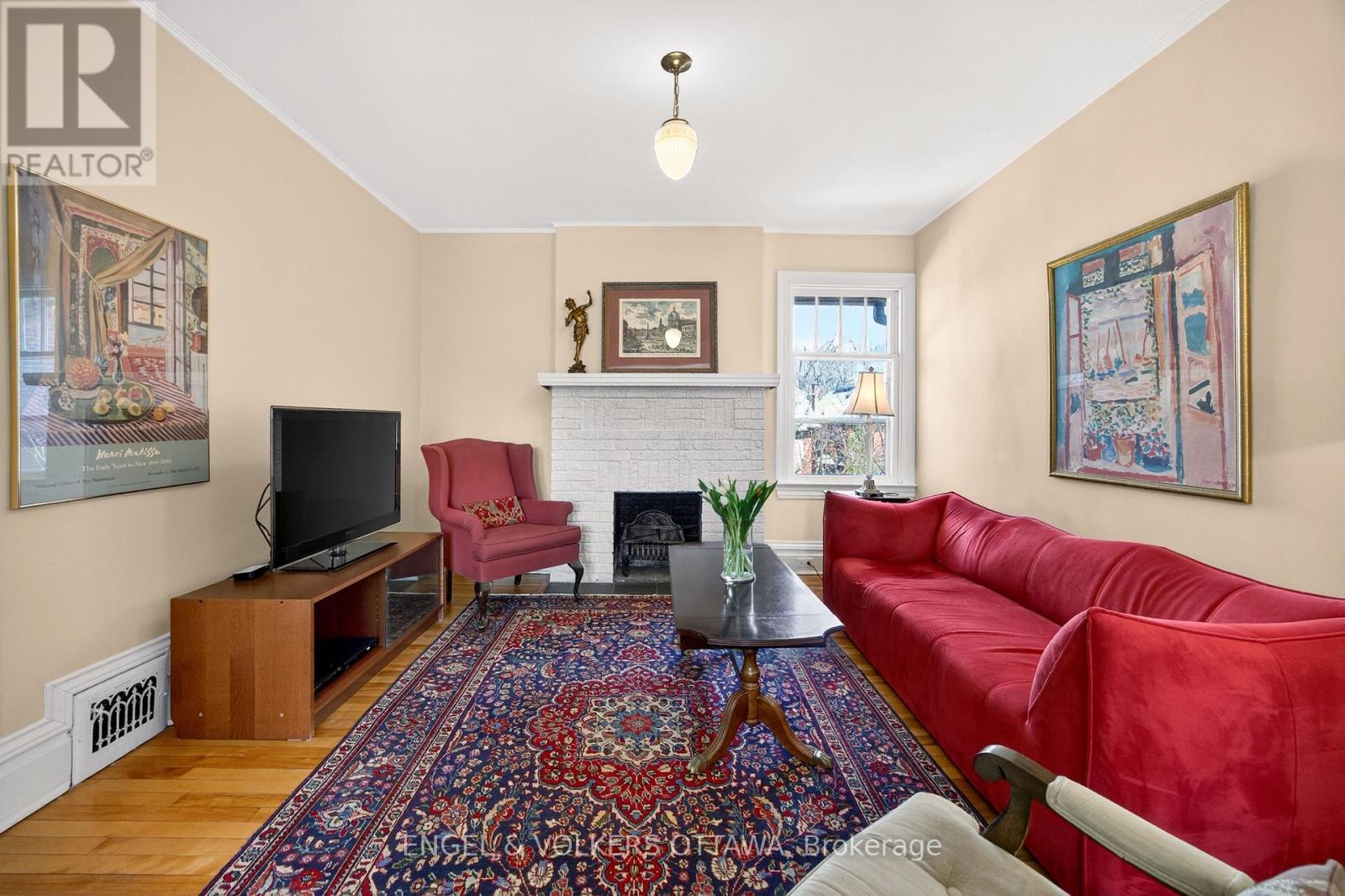 23 Woodlawn Avenue, Ottawa, ON - Indoor Photo Showing Living Room With Fireplace