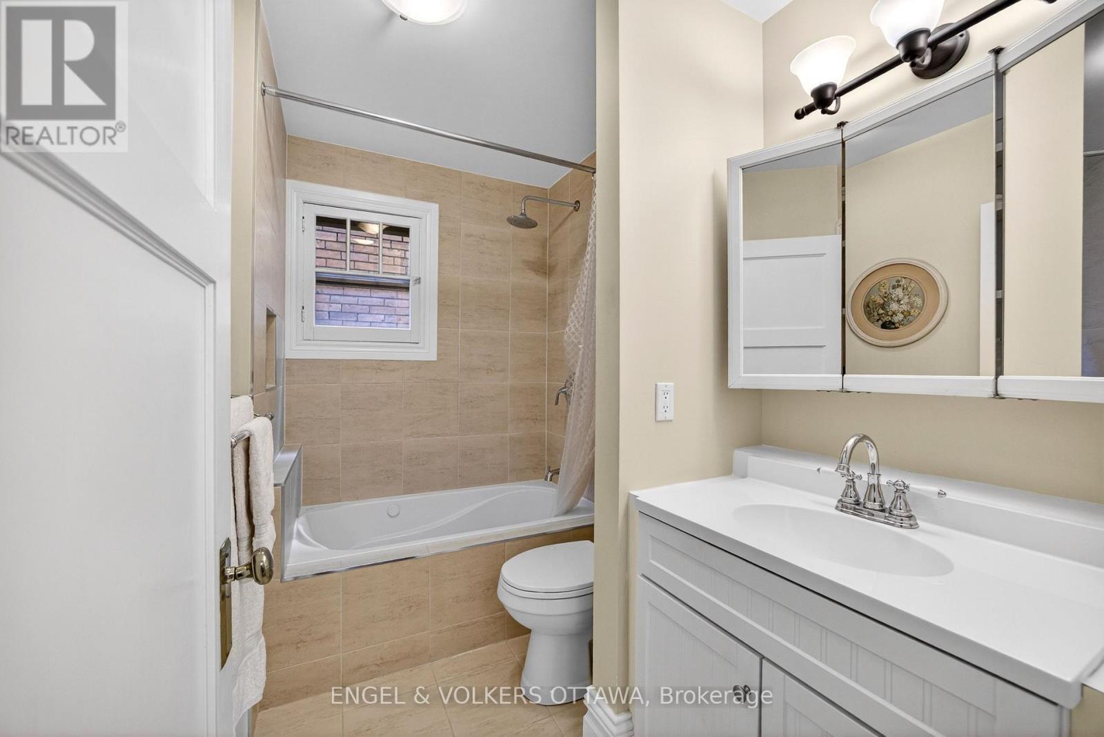23 Woodlawn Avenue, Ottawa, ON - Indoor Photo Showing Bathroom