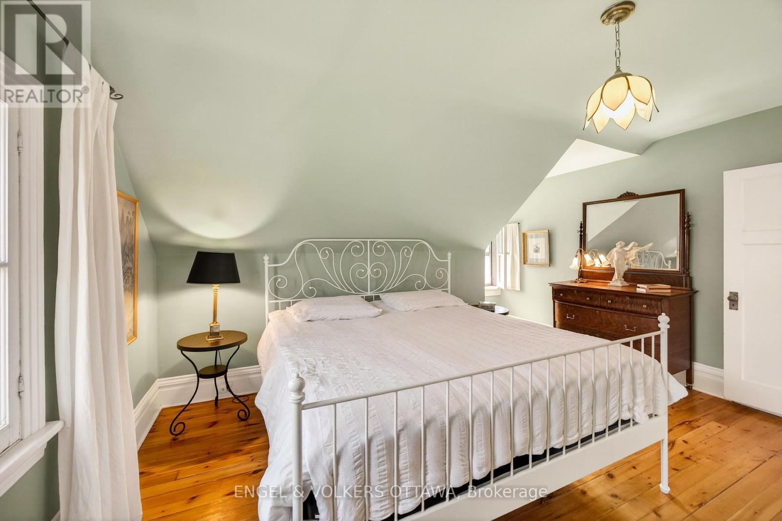 23 Woodlawn Avenue, Ottawa, ON - Indoor Photo Showing Bedroom