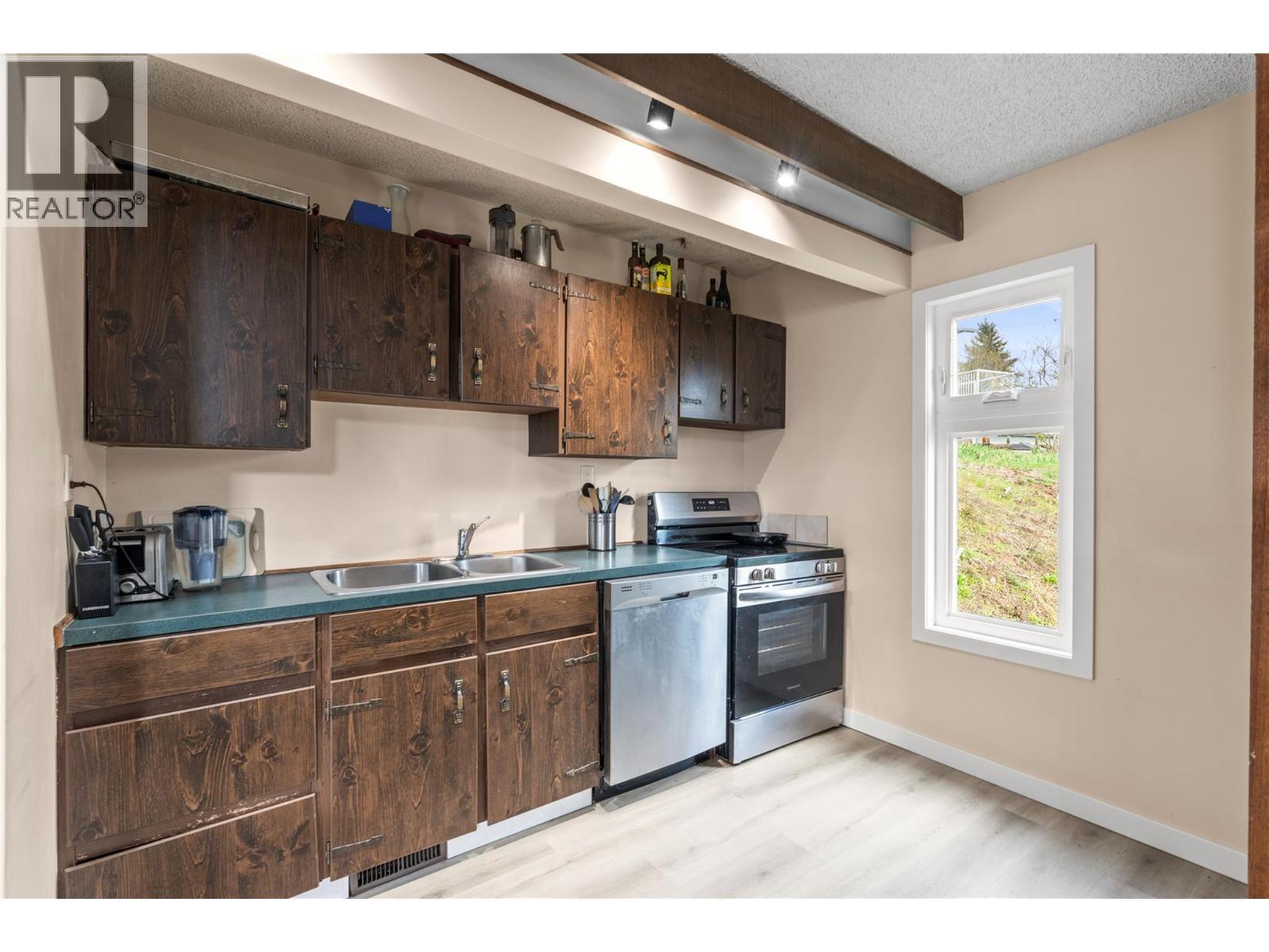 6515 Eagle Road, Vernon, BC - Indoor Photo Showing Kitchen