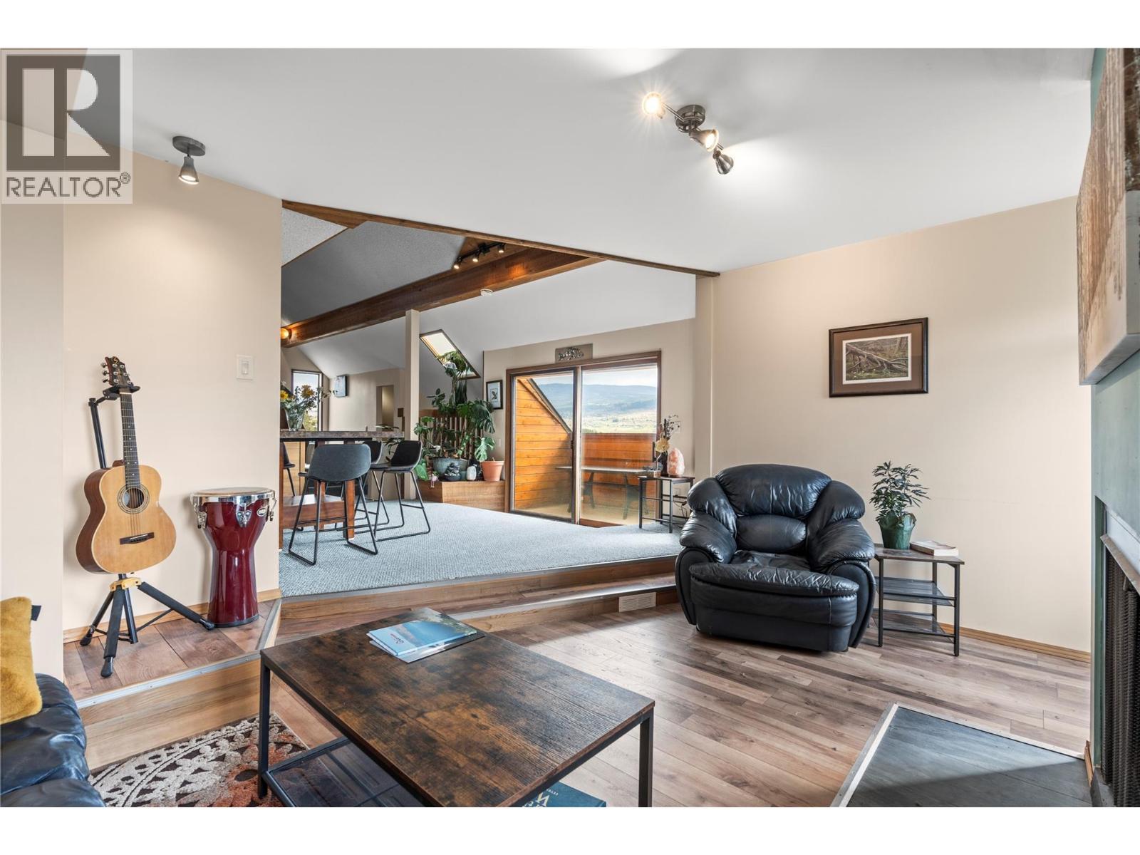 6515 Eagle Road, Vernon, BC - Indoor Photo Showing Living Room