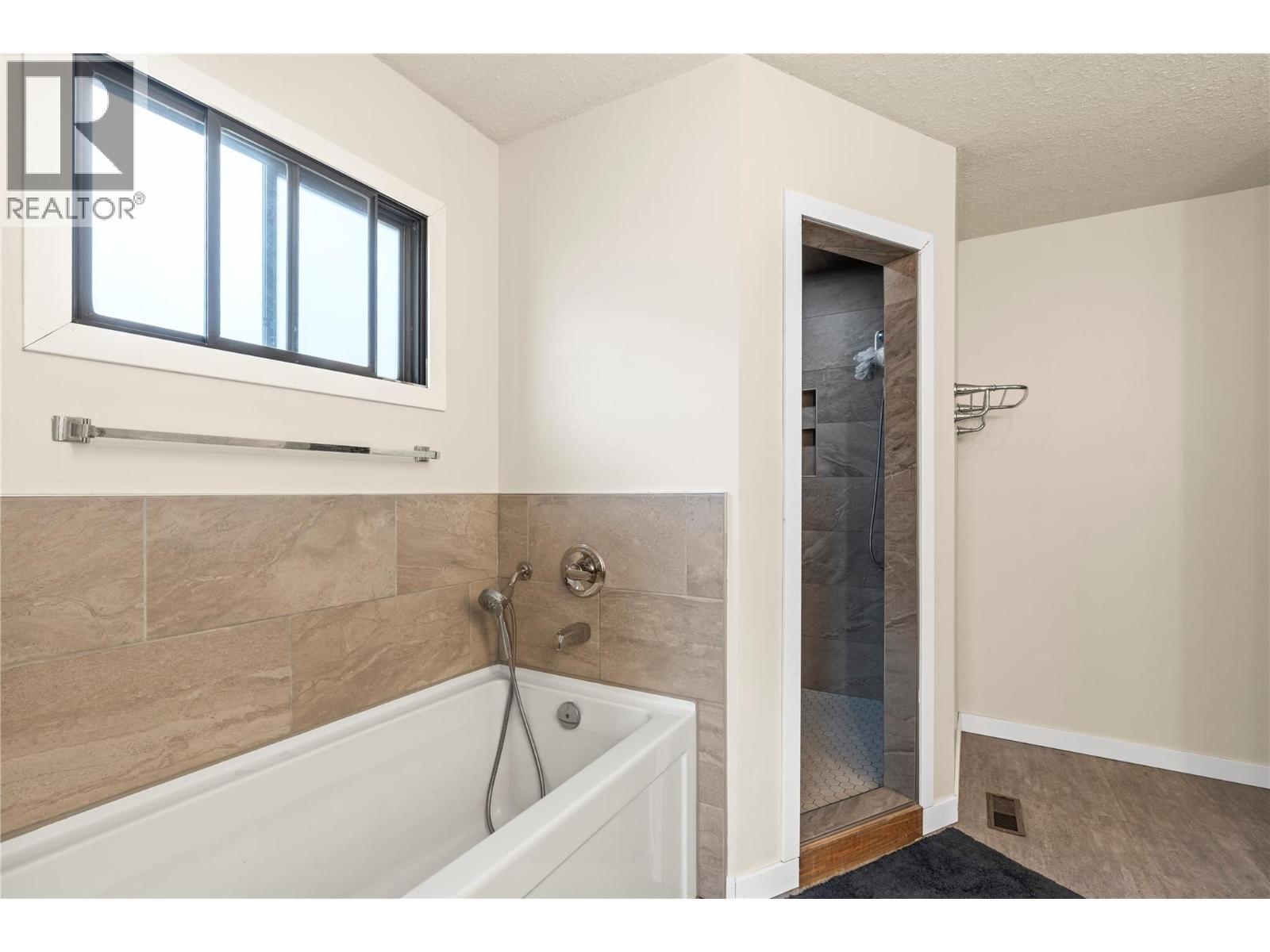 6515 Eagle Road, Vernon, BC - Indoor Photo Showing Bathroom