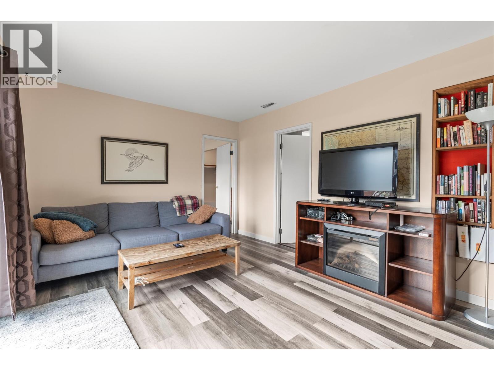 6515 Eagle Road, Vernon, BC - Indoor Photo Showing Living Room