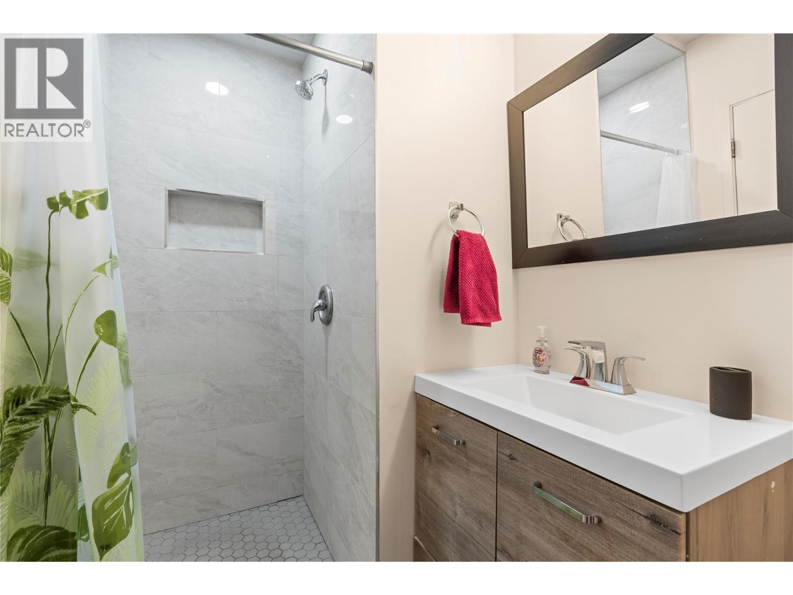 6515 Eagle Road, Vernon, BC - Indoor Photo Showing Bathroom