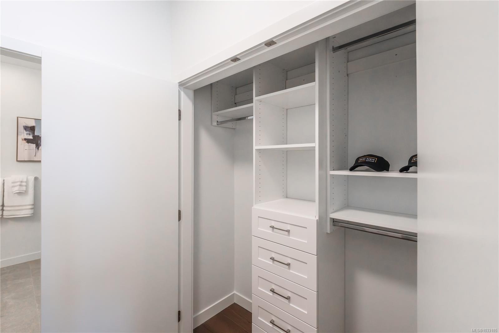 #307-9570 Fifth St, Sidney, BC - Indoor Photo Showing Other Room