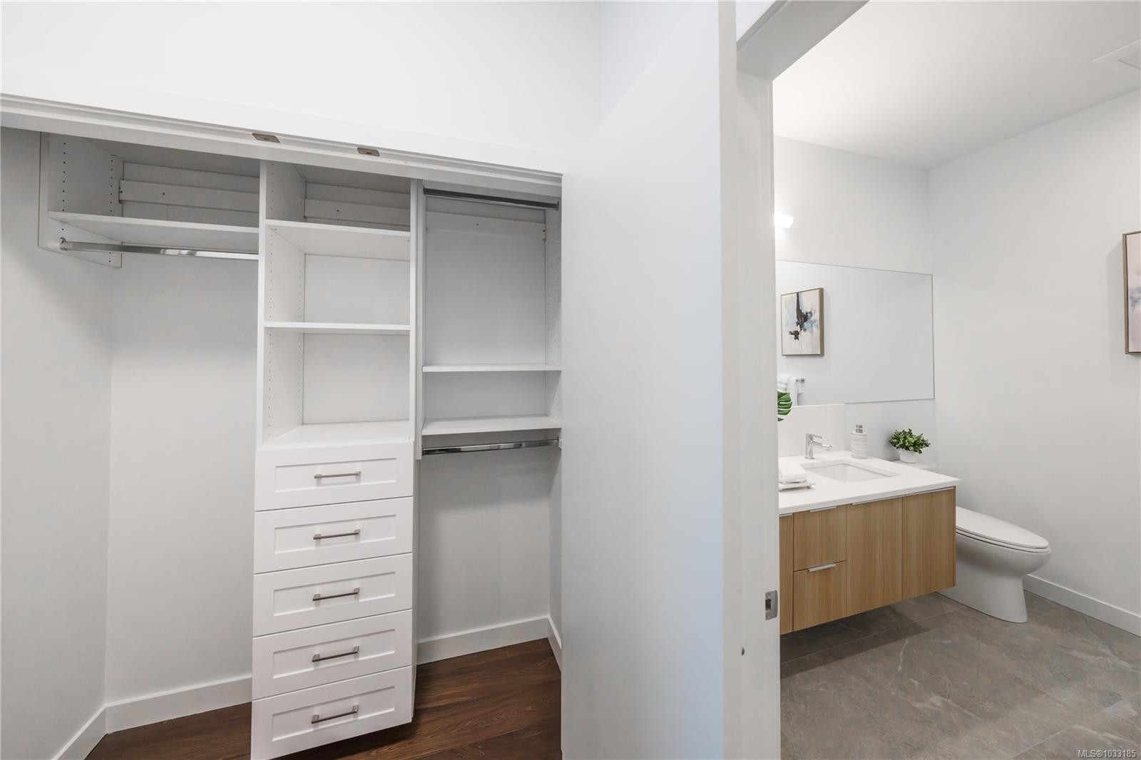 #307-9570 Fifth St, Sidney, BC - Indoor Photo Showing Other Room