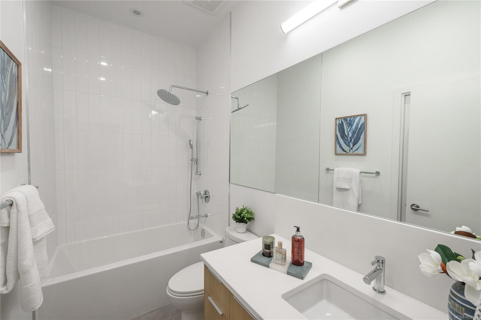#307-9570 Fifth St, Sidney, BC - Indoor Photo Showing Bathroom