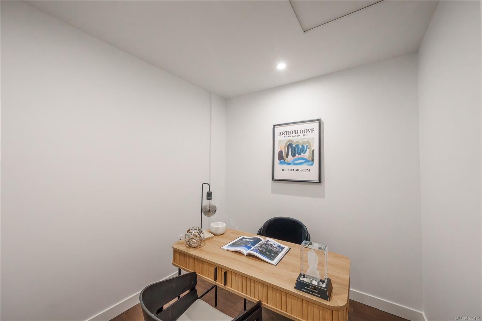 #307-9570 Fifth St, Sidney, BC - Indoor Photo Showing Office