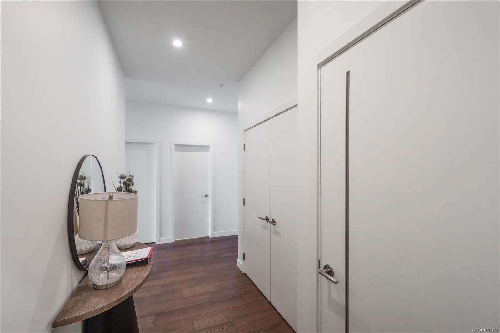 #307-9570 Fifth St, Sidney, BC - Indoor Photo Showing Other Room