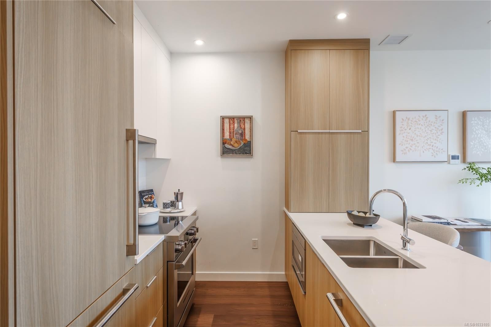 #307-9570 Fifth St, Sidney, BC - Indoor Photo Showing Kitchen With Double Sink