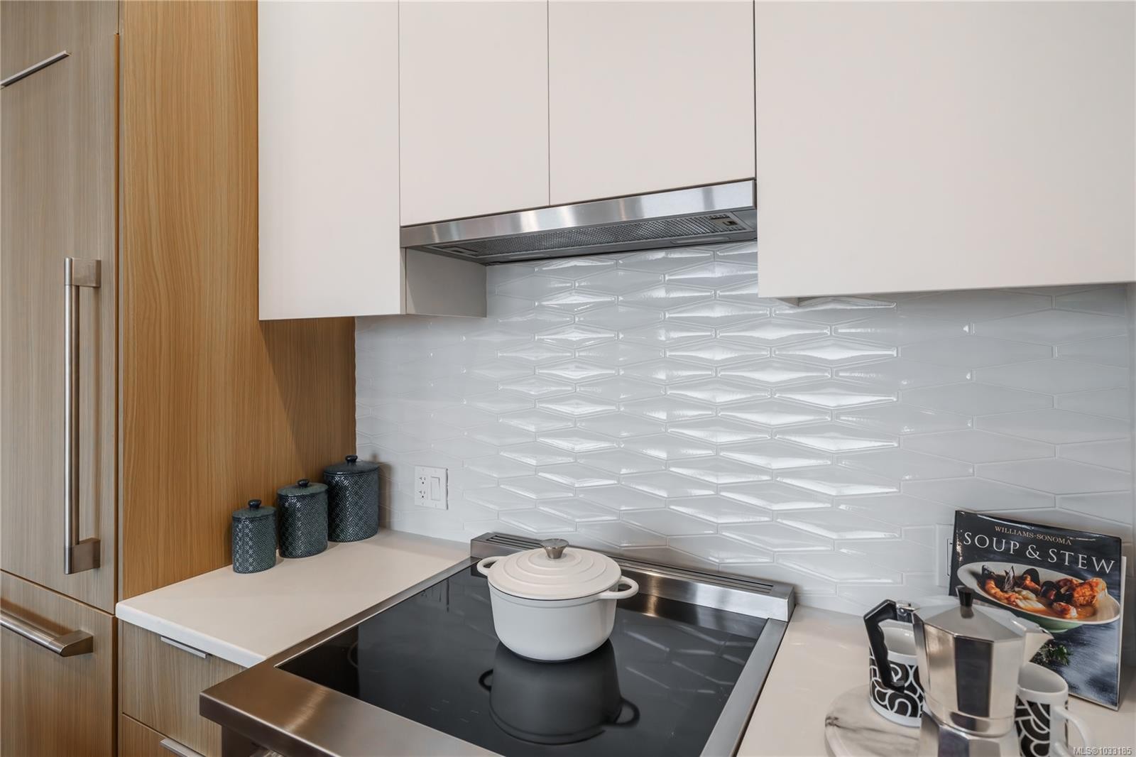 #307-9570 Fifth St, Sidney, BC - Indoor