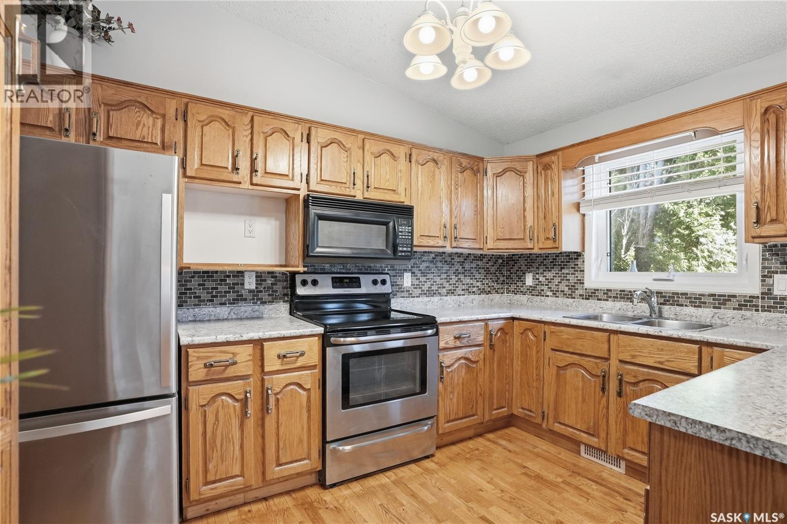 107 Armstrong Crescent, Saskatoon, SK - Indoor Photo Showing Kitchen With Stainless Steel Kitchen With Double Sink
