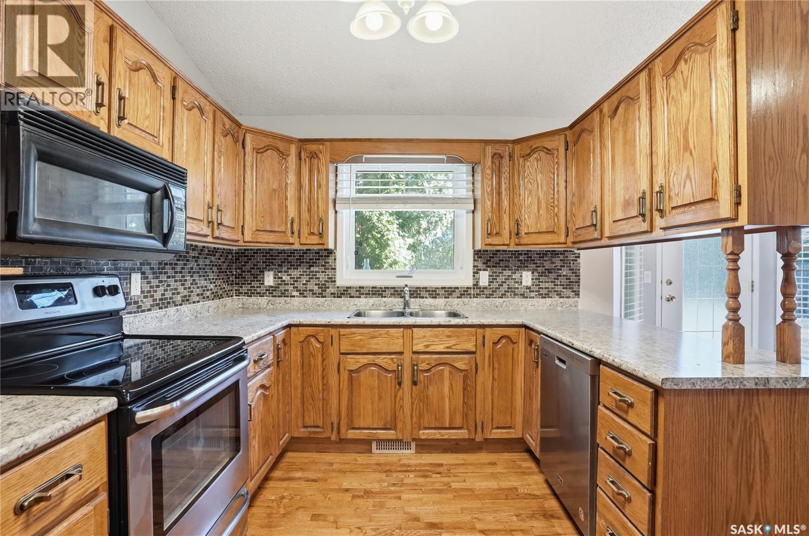 107 Armstrong Crescent, Saskatoon, SK - Indoor Photo Showing Kitchen With Double Sink