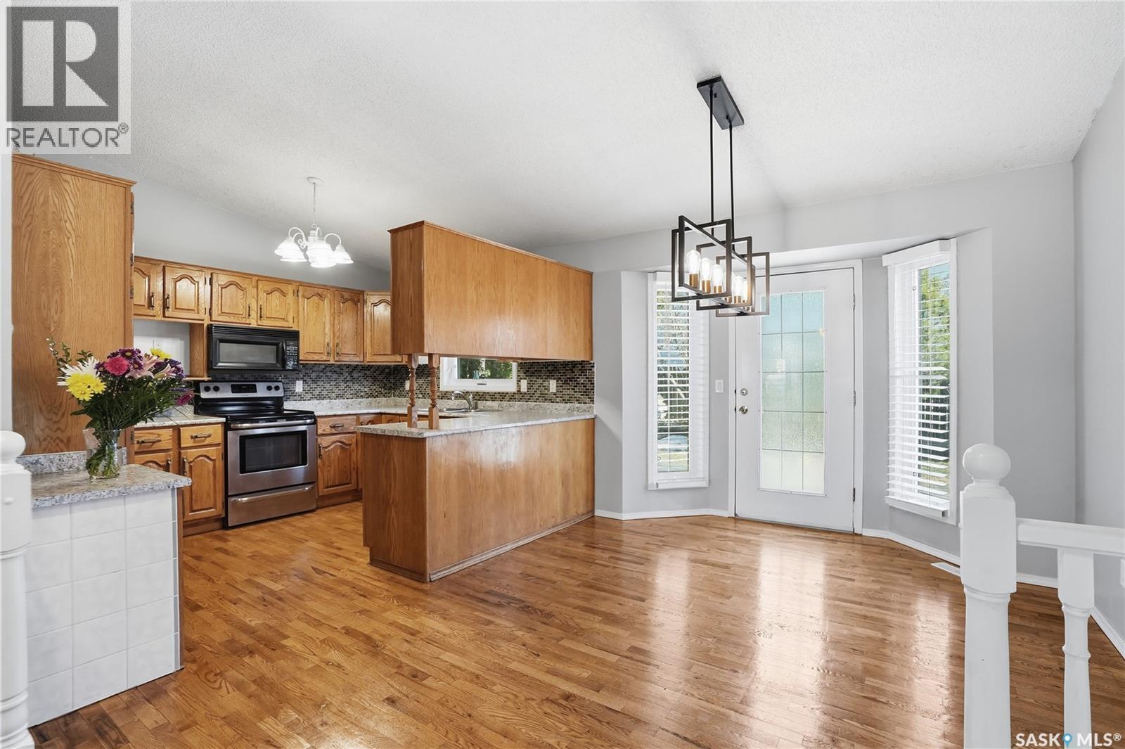107 Armstrong Crescent, Saskatoon, SK - Indoor Photo Showing Kitchen