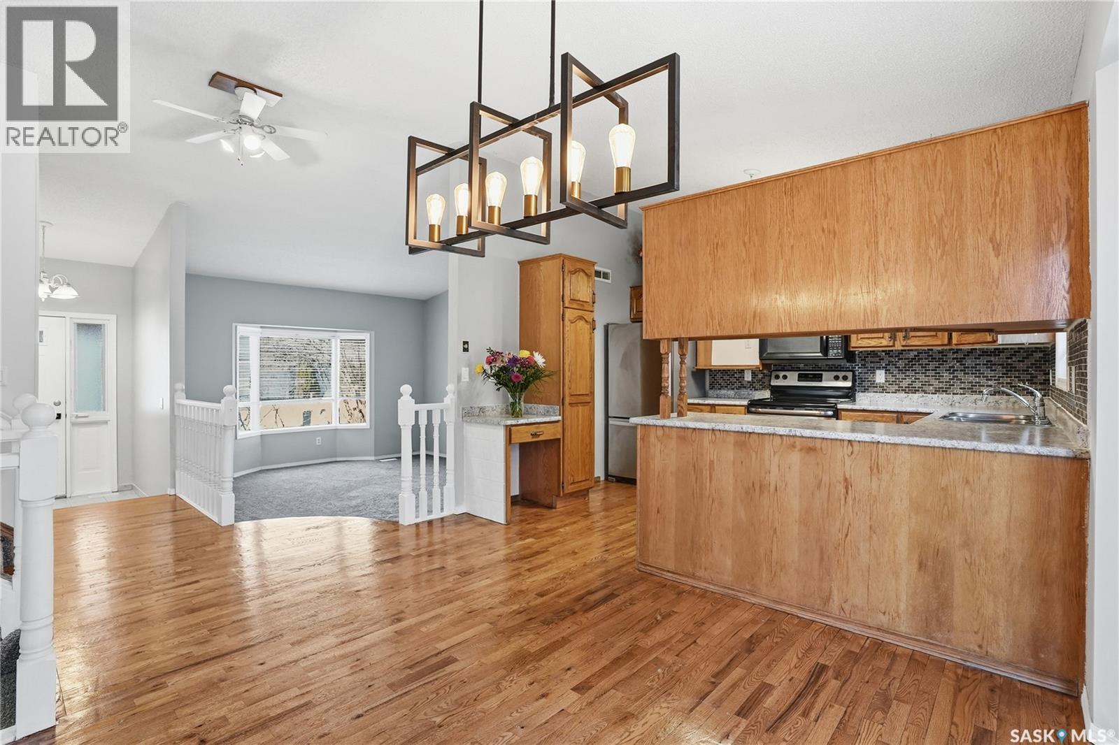 107 Armstrong Crescent, Saskatoon, SK - Indoor Photo Showing Kitchen