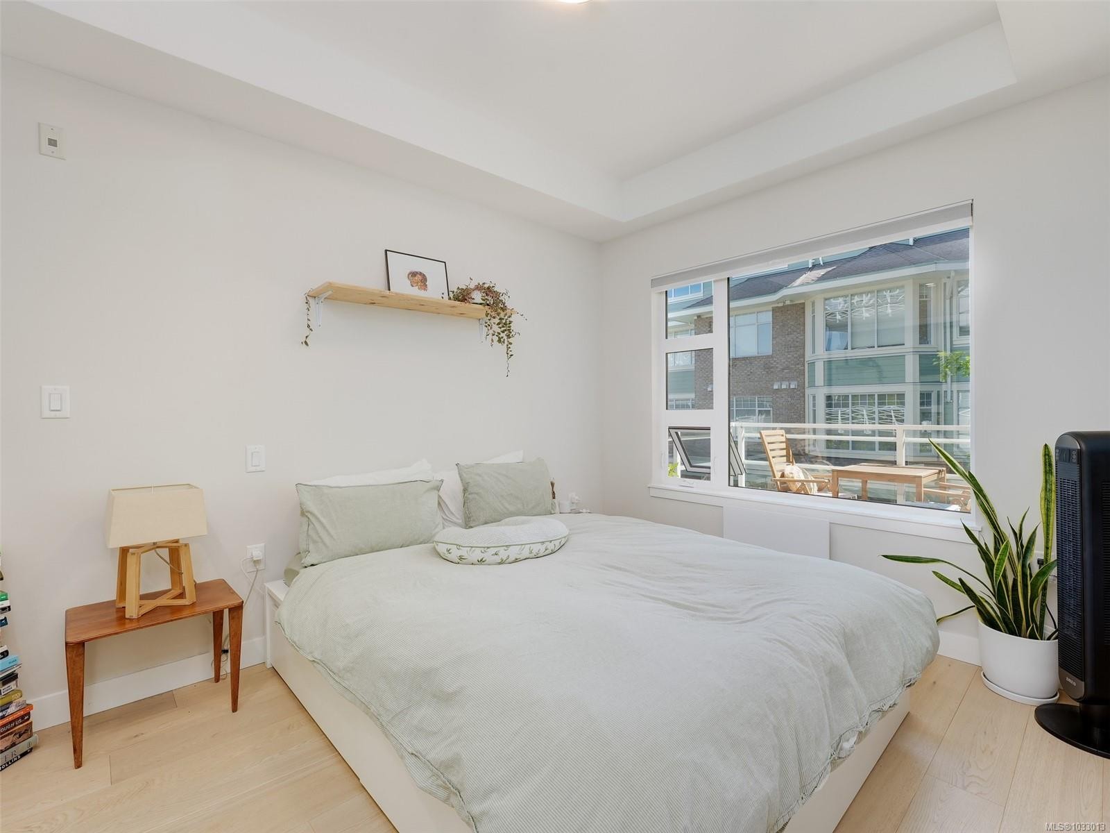 206-9861 Third St, Sidney, BC - Indoor Photo Showing Bedroom