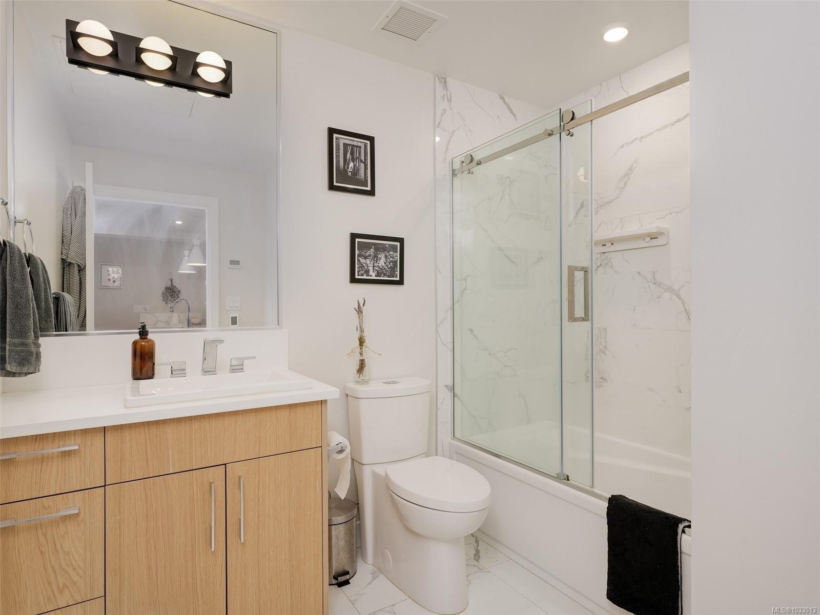 206-9861 Third St, Sidney, BC - Indoor Photo Showing Bathroom