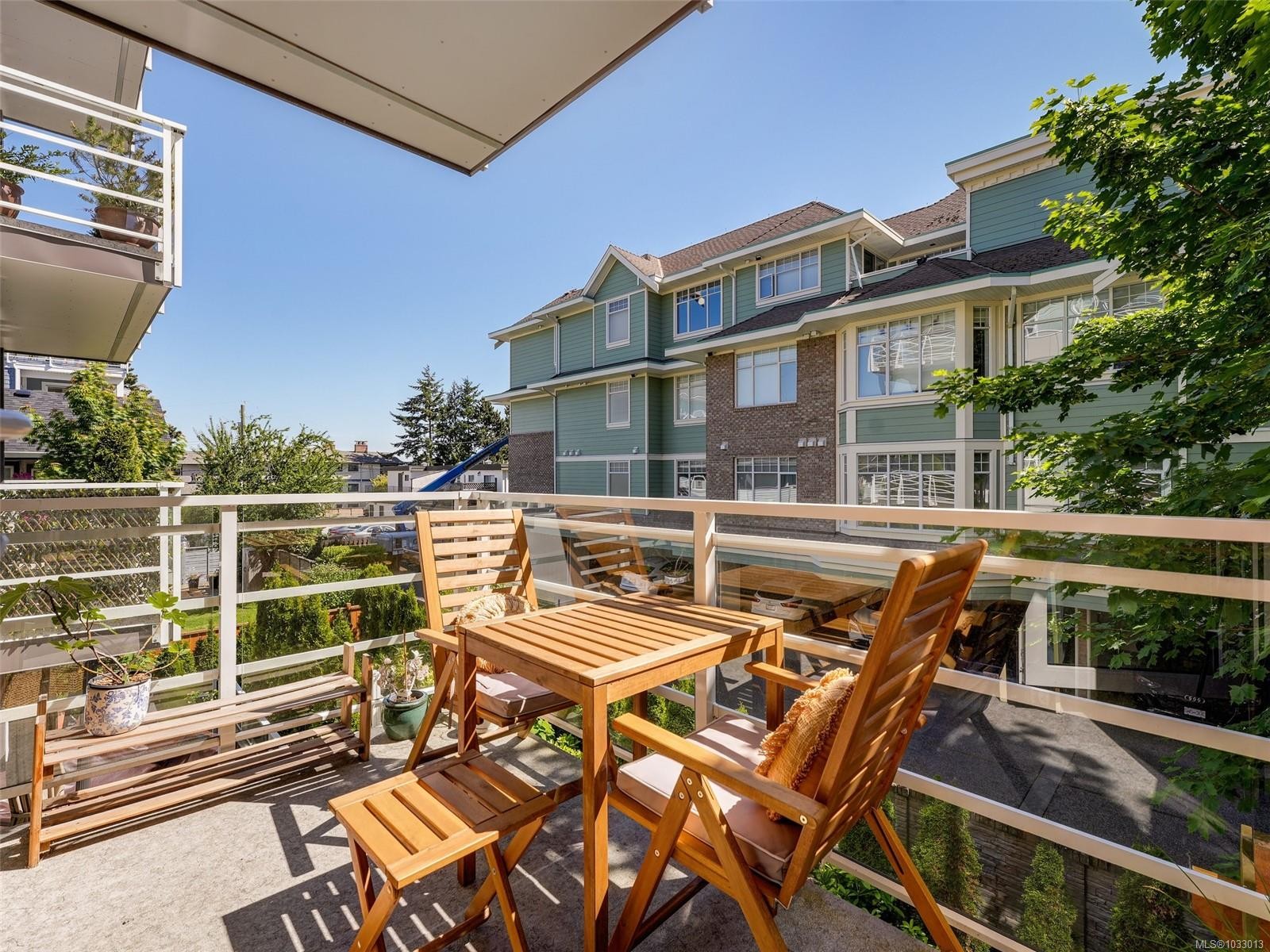 206-9861 Third St, Sidney, BC - Outdoor With Exterior