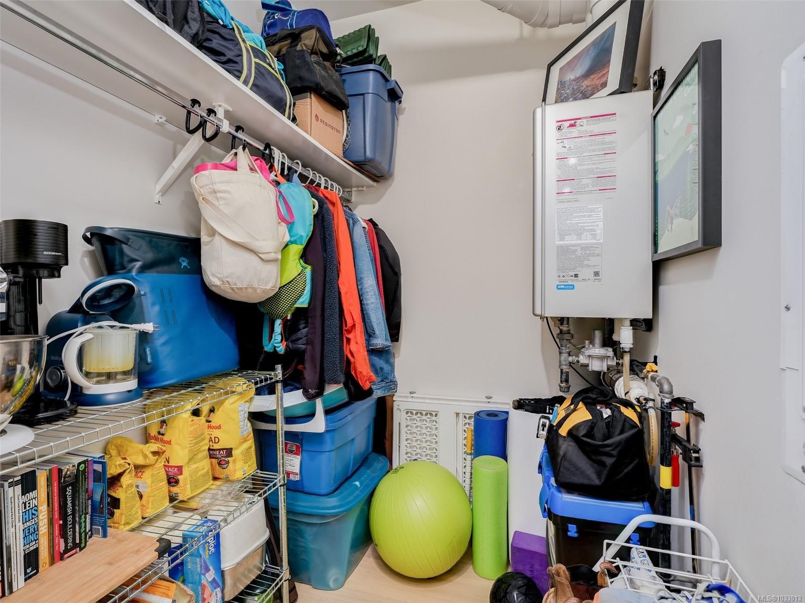 206-9861 Third St, Sidney, BC - Indoor
