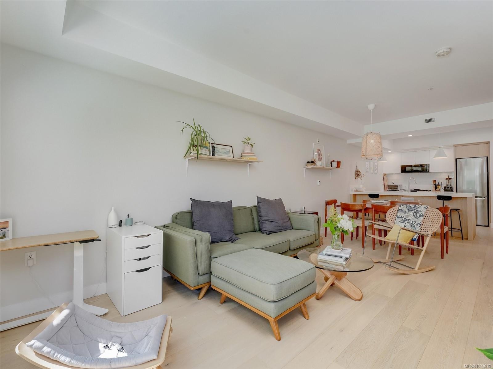 206-9861 Third St, Sidney, BC - Indoor Photo Showing Living Room