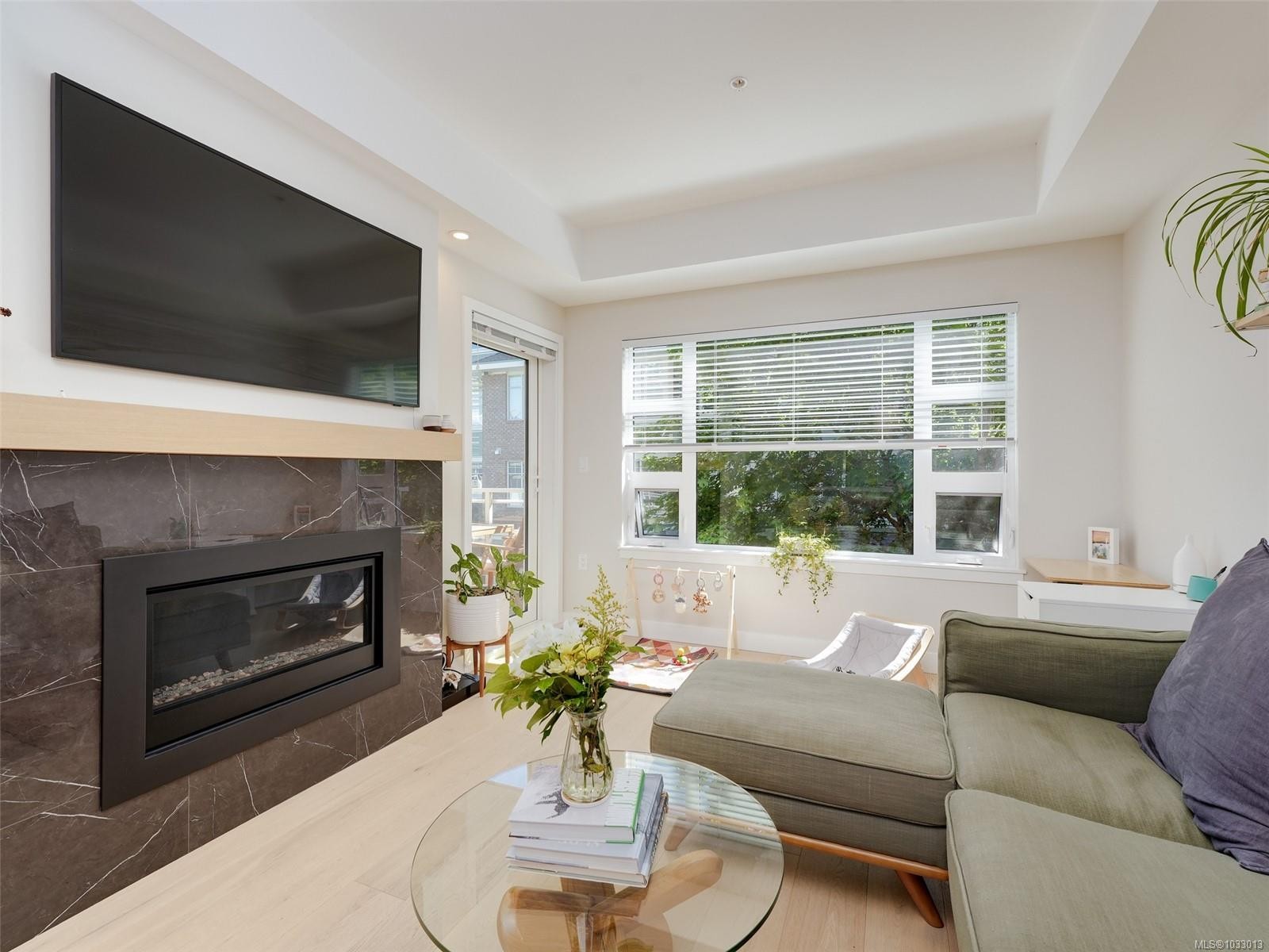 206-9861 Third St, Sidney, BC - Indoor Photo Showing Living Room With Fireplace