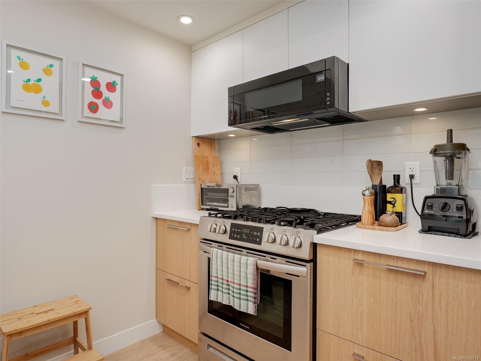 206-9861 Third St, Sidney, BC - Indoor Photo Showing Kitchen