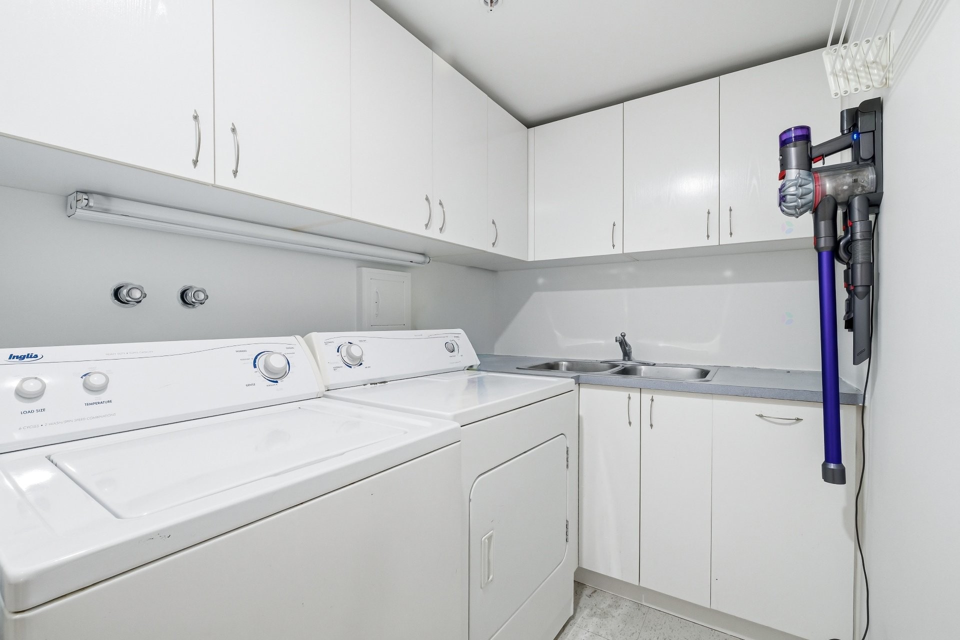 Salle de lavage - 202-301 Ch. Du Club-Marin, Montréal (Verdun/Île-Des-Soeurs), QC